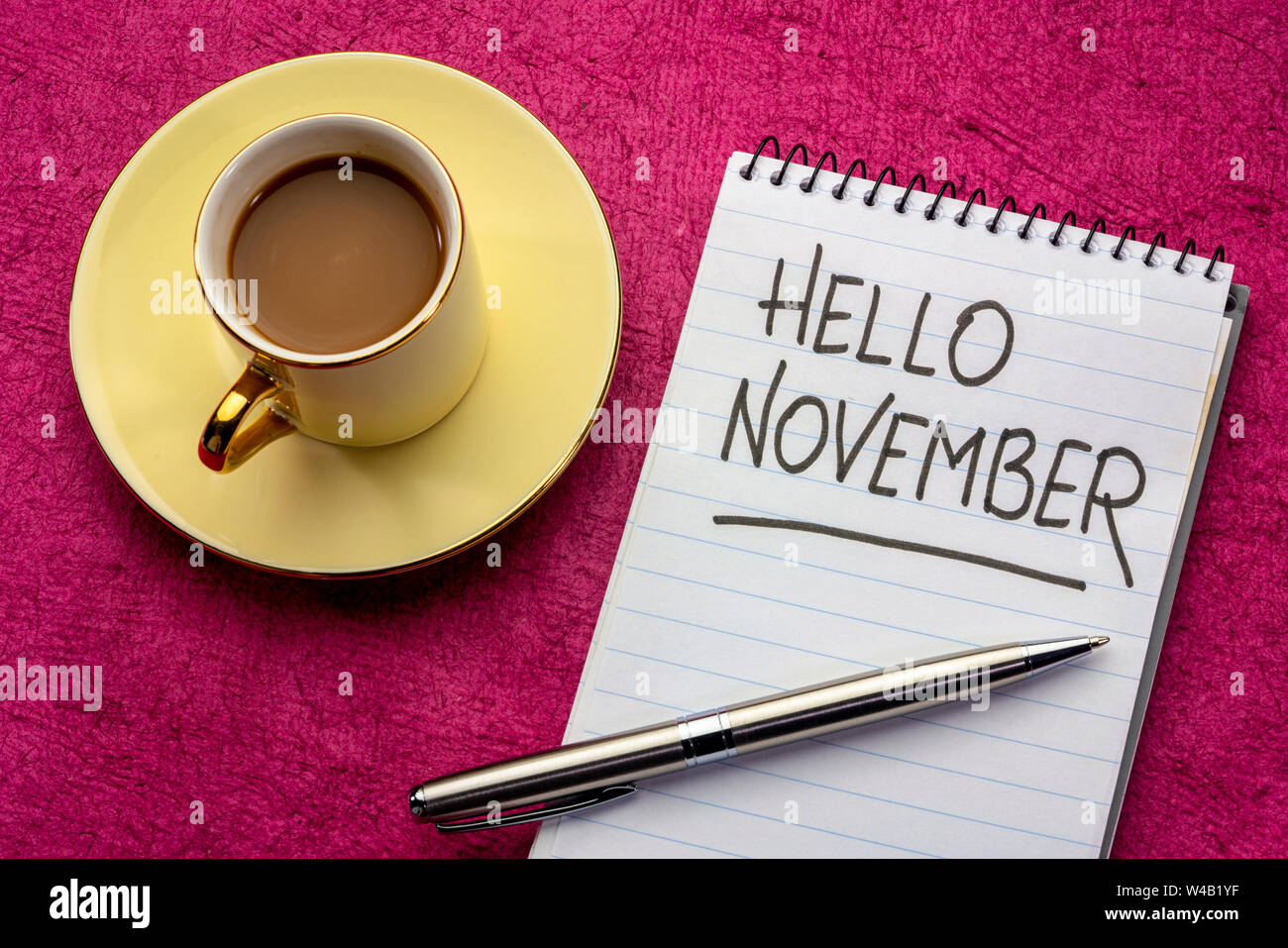 Hallo November - Handschrift in einem Notebook mit einer Tasse Kaffee Stockfoto