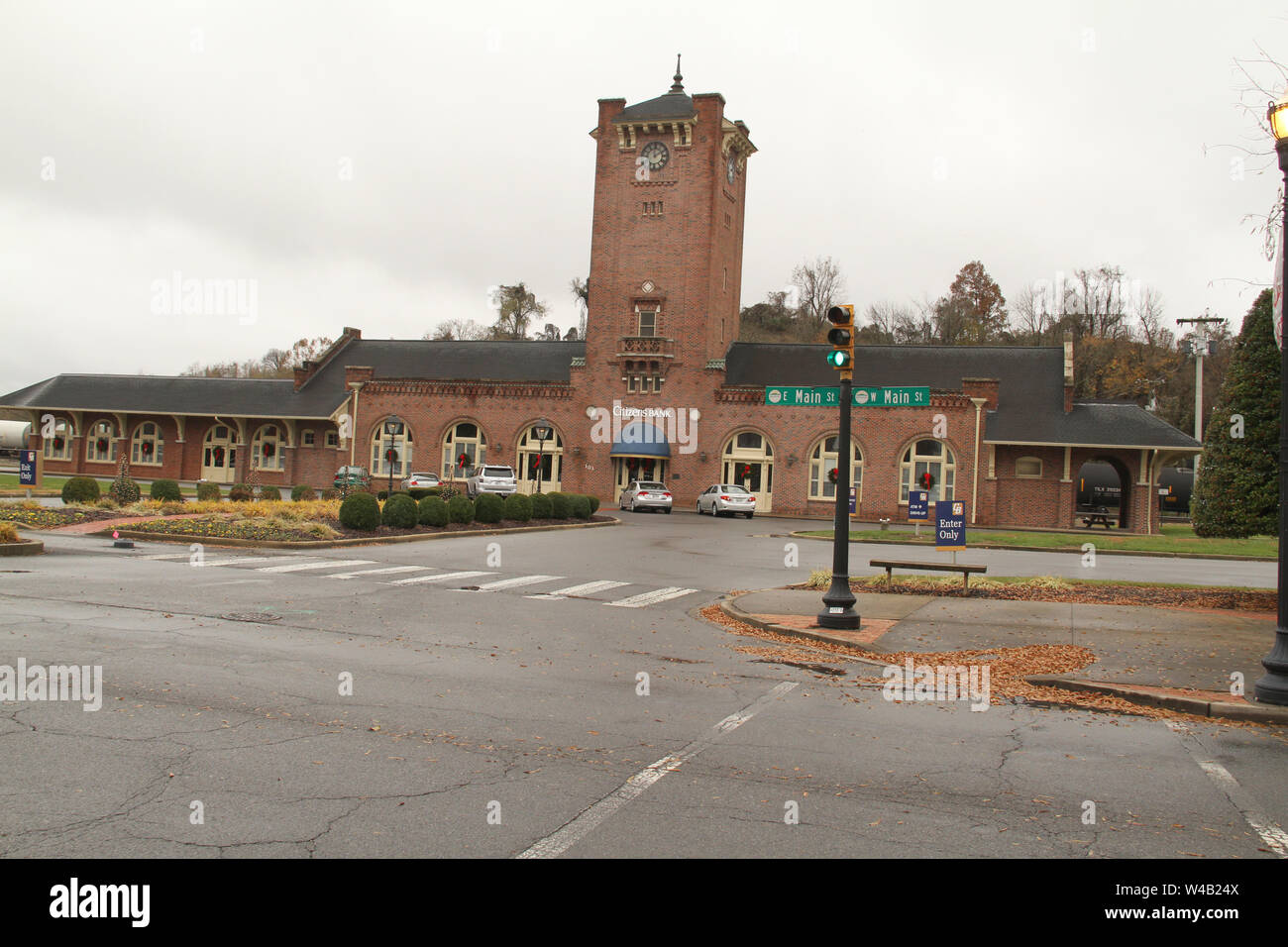 Die alte Clinchfield Railroad Station in der Innenstadt von Queenstown, TN, USA, jetzt Gehäuse der Citizens Bank Stockfoto