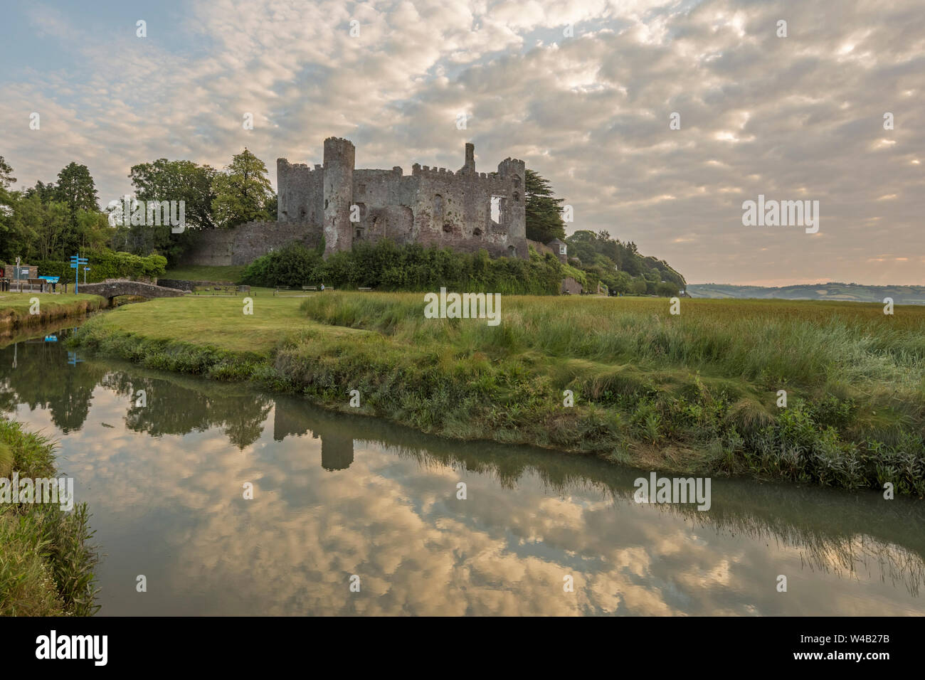 Laugharne Schloss auf der Taf-Mündung, Laugharne, Carmarthenshire, Wales, Großbritannien Stockfoto