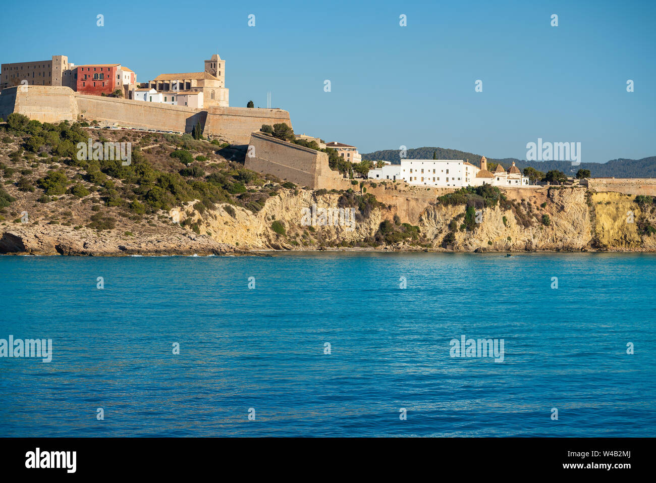 Ibiza Eivissa Schloss und Skyline von Meer in Balearen Stockfoto
