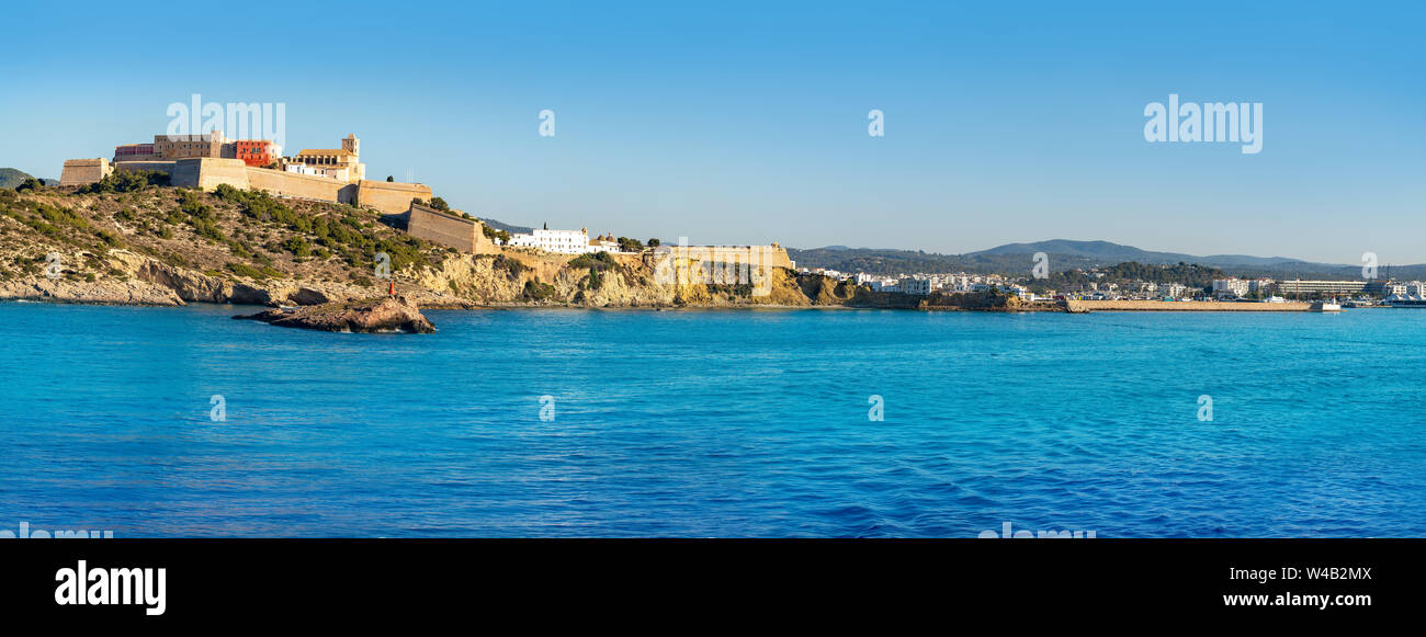 Ibiza Eivissa Schloss und Skyline Panoramablick vom Meer in Balearen Stockfoto