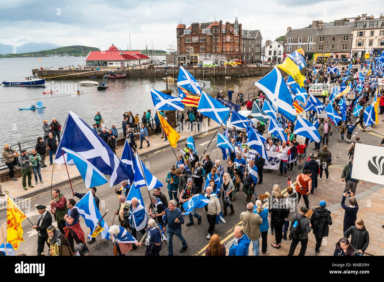 Oban, alle unter einem Banner Unabhängigkeit März - 2019 Stockfoto