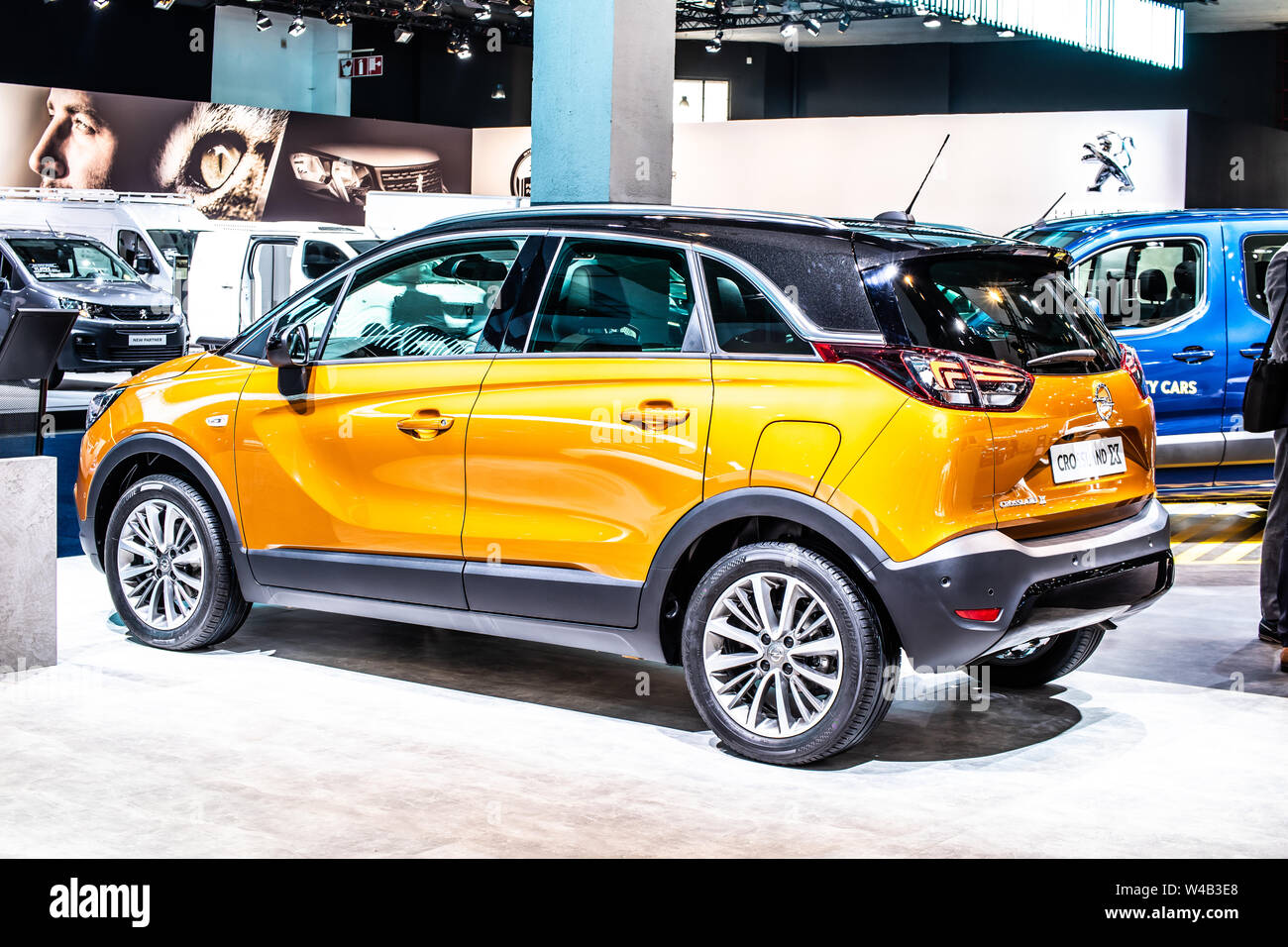 Brüssel, Belgien, Jan 2019: Metallic gold OPEL Crossland X Brüssel Motor Show, subkompakte Crossover-SUV von Opel Stockfoto