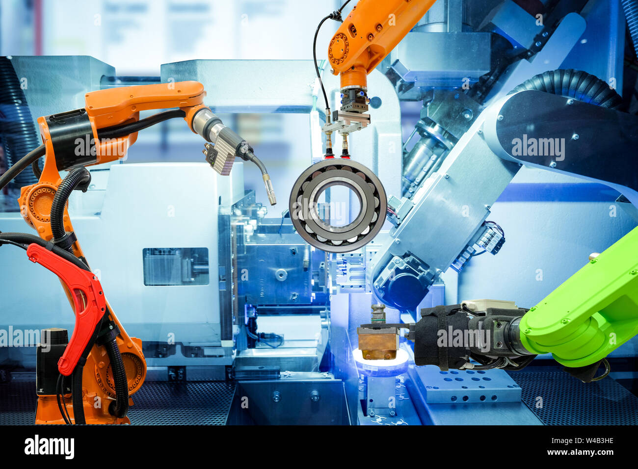 Industrielle Roboterschweißen und Roboter greifen auf smart factory, auf Maschine blau Ton Farbe Hintergrund, Industrie 4.0 und Technologie. Stockfoto