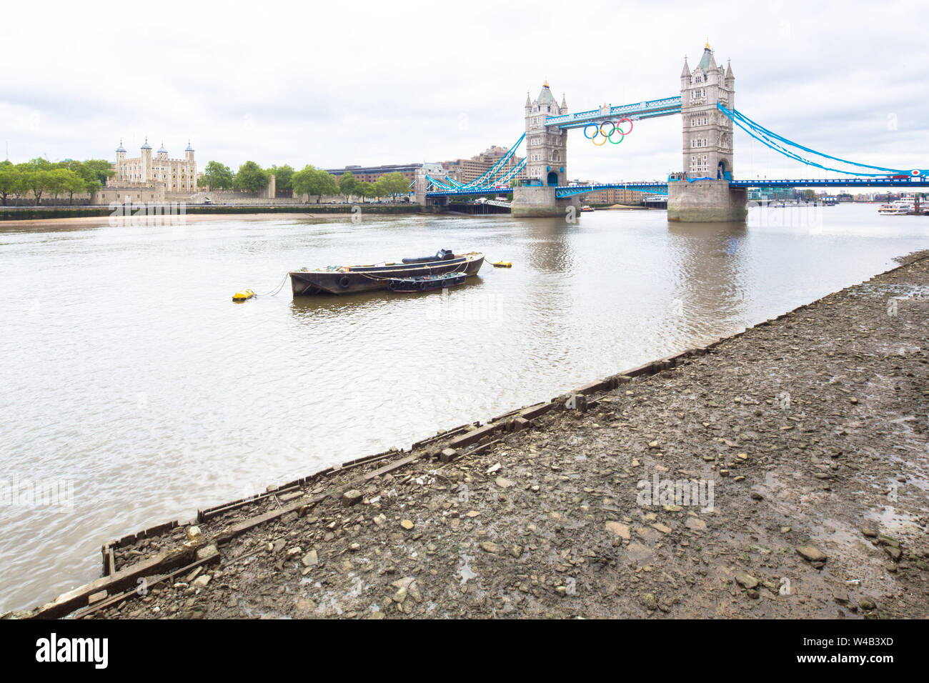 Vorland der Themse und der Tower Bridge 2012 olympischen Ringe Stockfoto