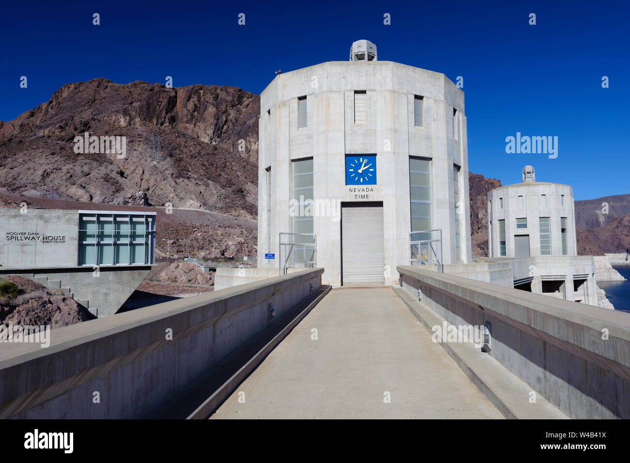 Wasserentnahmeturms am Hoover Dam, auf der Nevada-Arizona Grenze, USA. Stockfoto