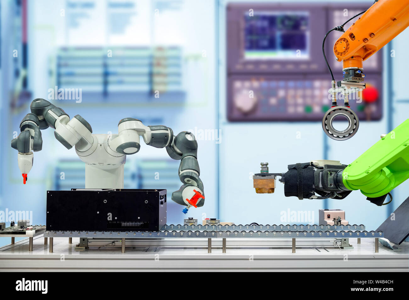 Industrielle Robotik arbeiten über Förderband auf smart factory, Terminal- und Control Panel blau Ton Farbe auf unscharfen Hintergrund, Industrie 4.0 Konzept Stockfoto