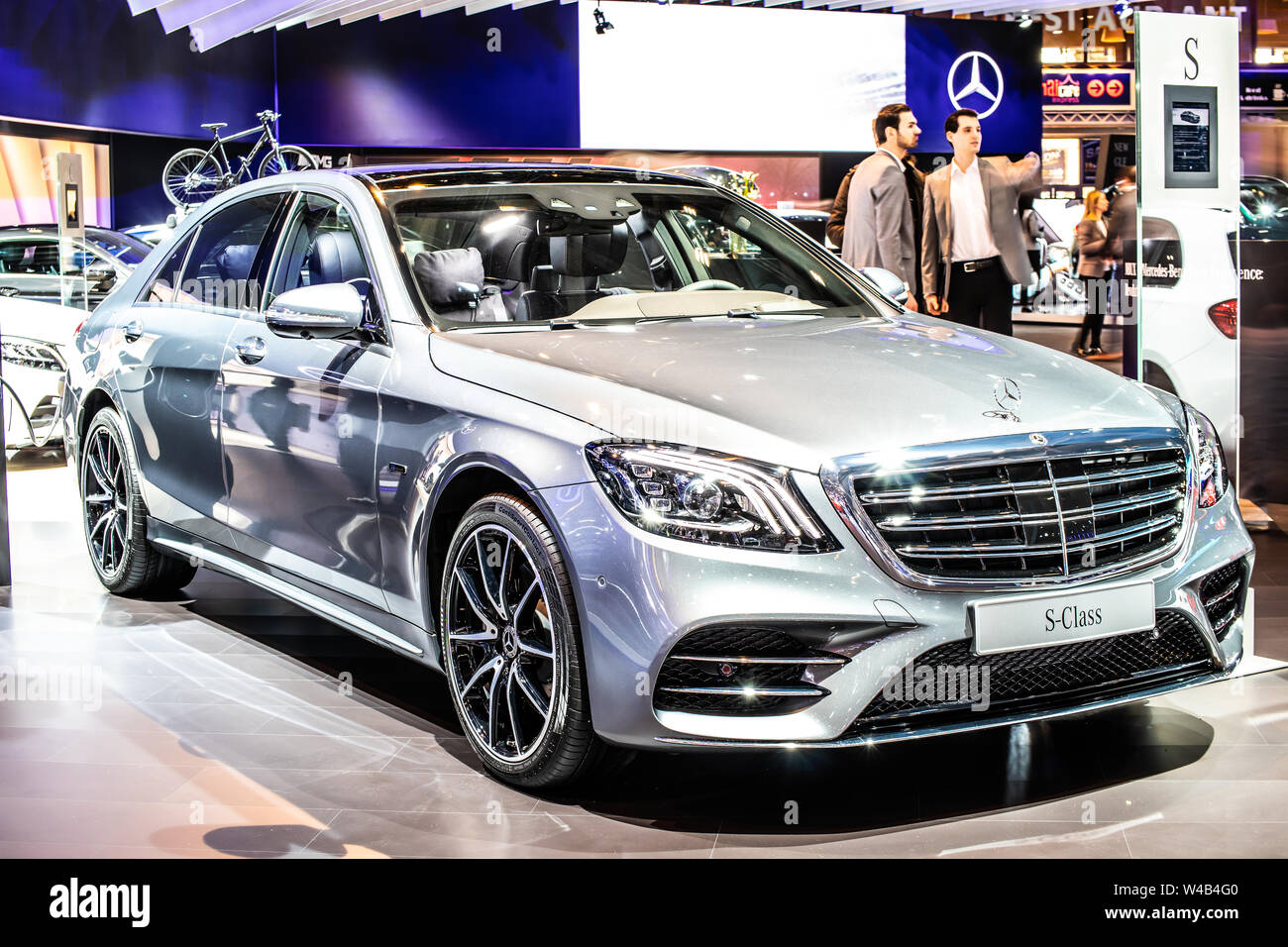 Brüssel, Belgien, Jan 2019 silber Mercedes S 560e Limousine Limousine,  Brüsseler Motor Show, 6. Gen W 222 S-Klasse von Mercedes-Benz  Stockfotografie - Alamy