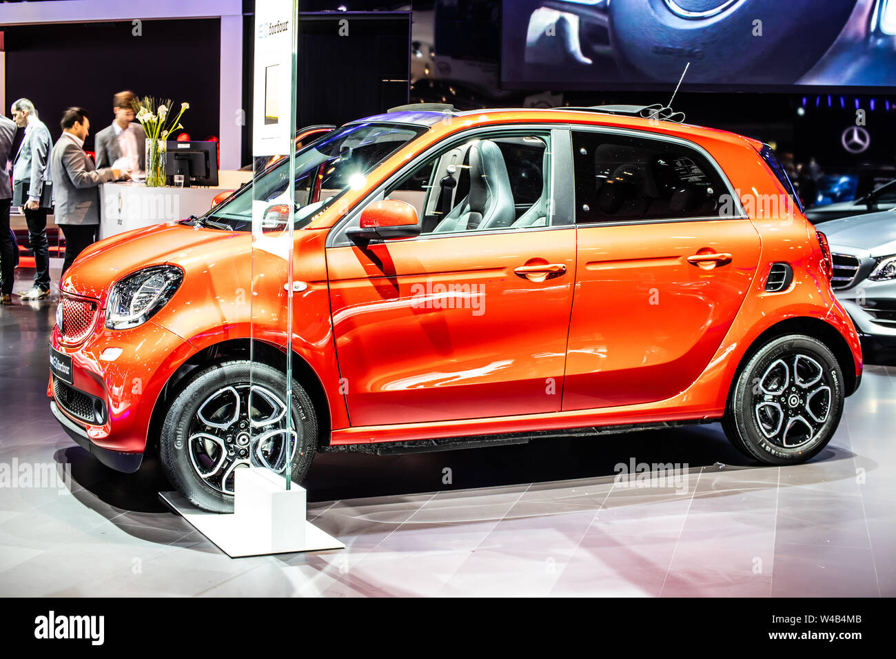 Brüssel, Belgien, Jan 2019: rot metallic Smart EQ forfour zu Brüssel Motor Show, kleine elektrische EV von Mercedes-Benz Stockfoto