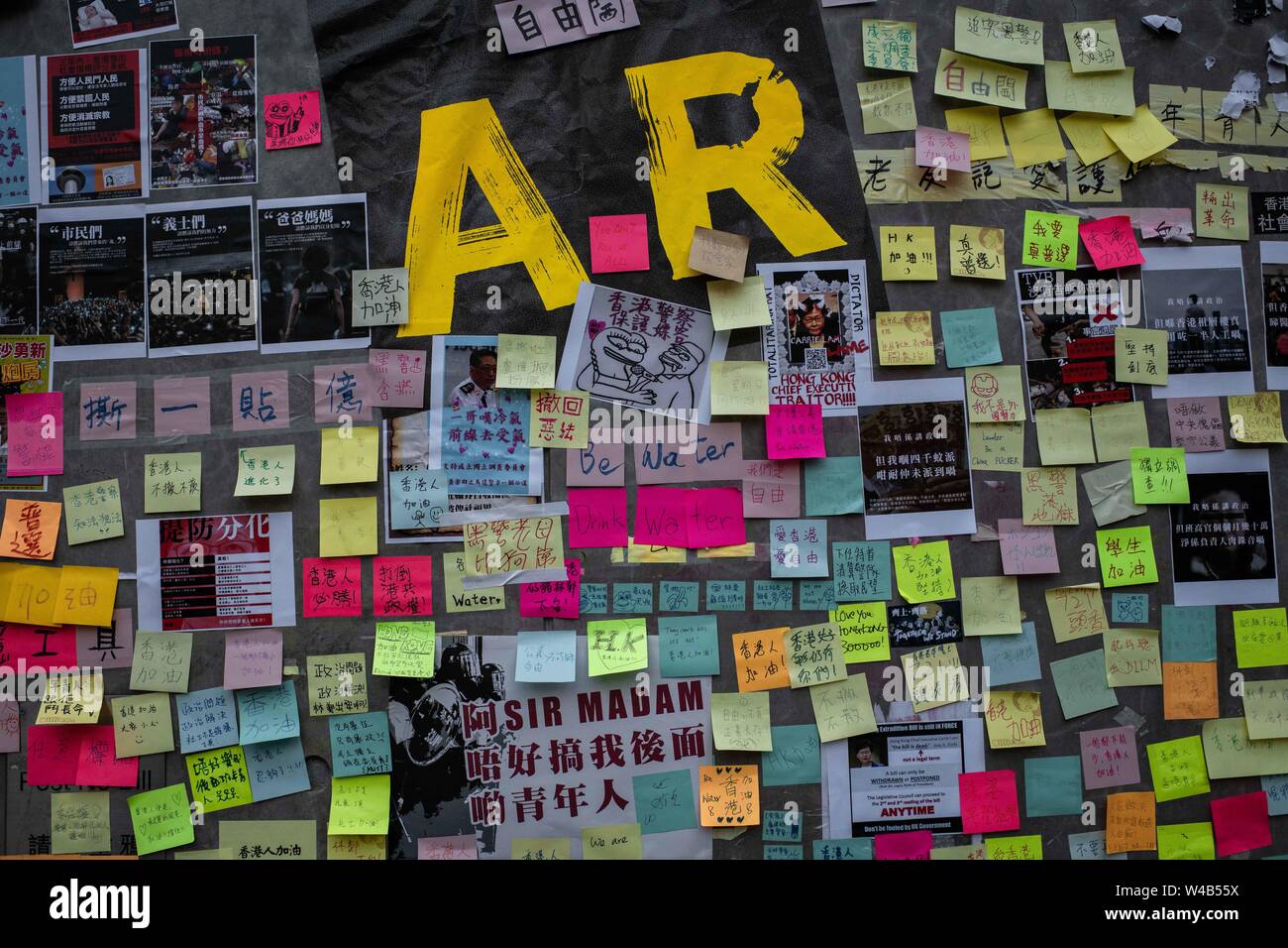 Ein Lennon-mauer mit Nachrichten in Admiralty Legislativrat Gebäude während des Protestes gesehen. Hong Kong Demonstranten für ein weiteres Wochenende der Proteste gegen die umstrittene Auslieferung Bill gesammelt und mit einer wachsenden Liste von Beschwerden, die der Aufrechterhaltung des Drucks auf Chief Executive Carrie Lam. Stockfoto
