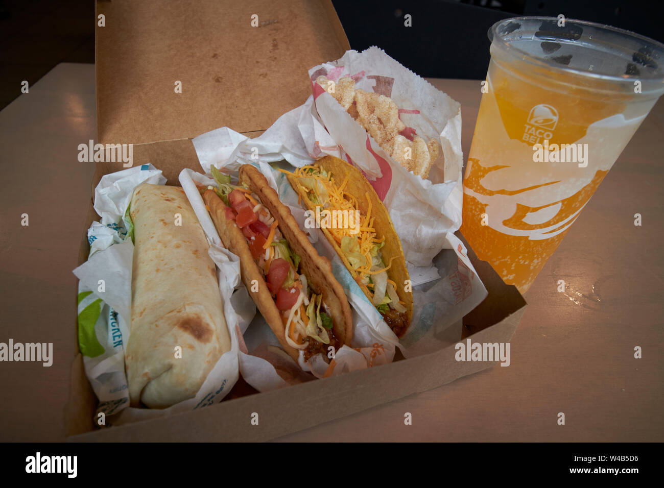 Taco Bell chalupa cravings Box mit Burrito chalupa Soft taco Taco hart und trinken Florida US USA Stockfoto
