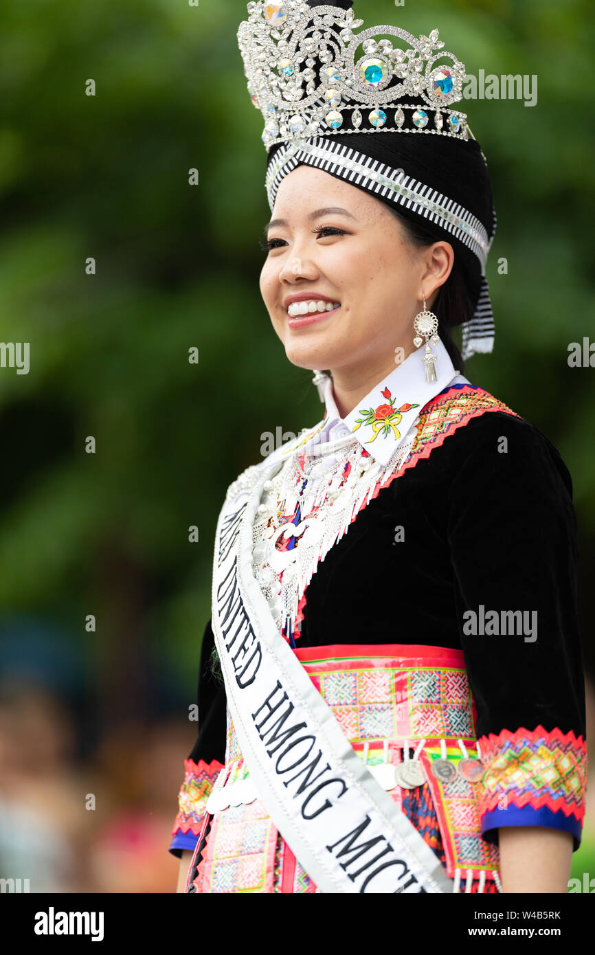 Grand Rapids, Michigan, USA - 15. Juni 2019: Asian Pacific Festival, Hmong, die traditionelle Kleidung zu Mode Anzeige in der Rosa Parks Stockfoto