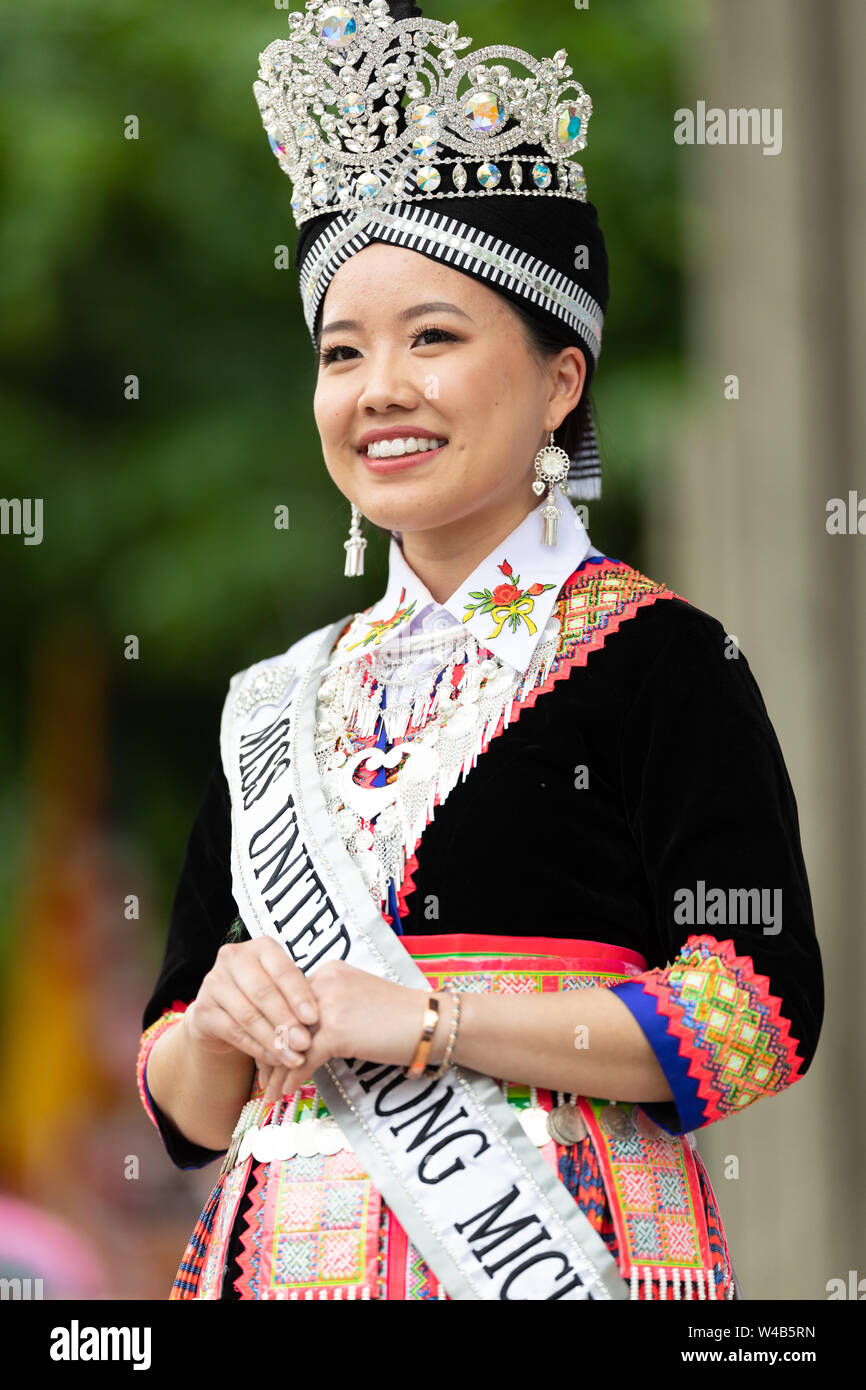 Grand Rapids, Michigan, USA - 15. Juni 2019: Asian Pacific Festival, Hmong, die traditionelle Kleidung zu Mode Anzeige in der Rosa Parks Stockfoto