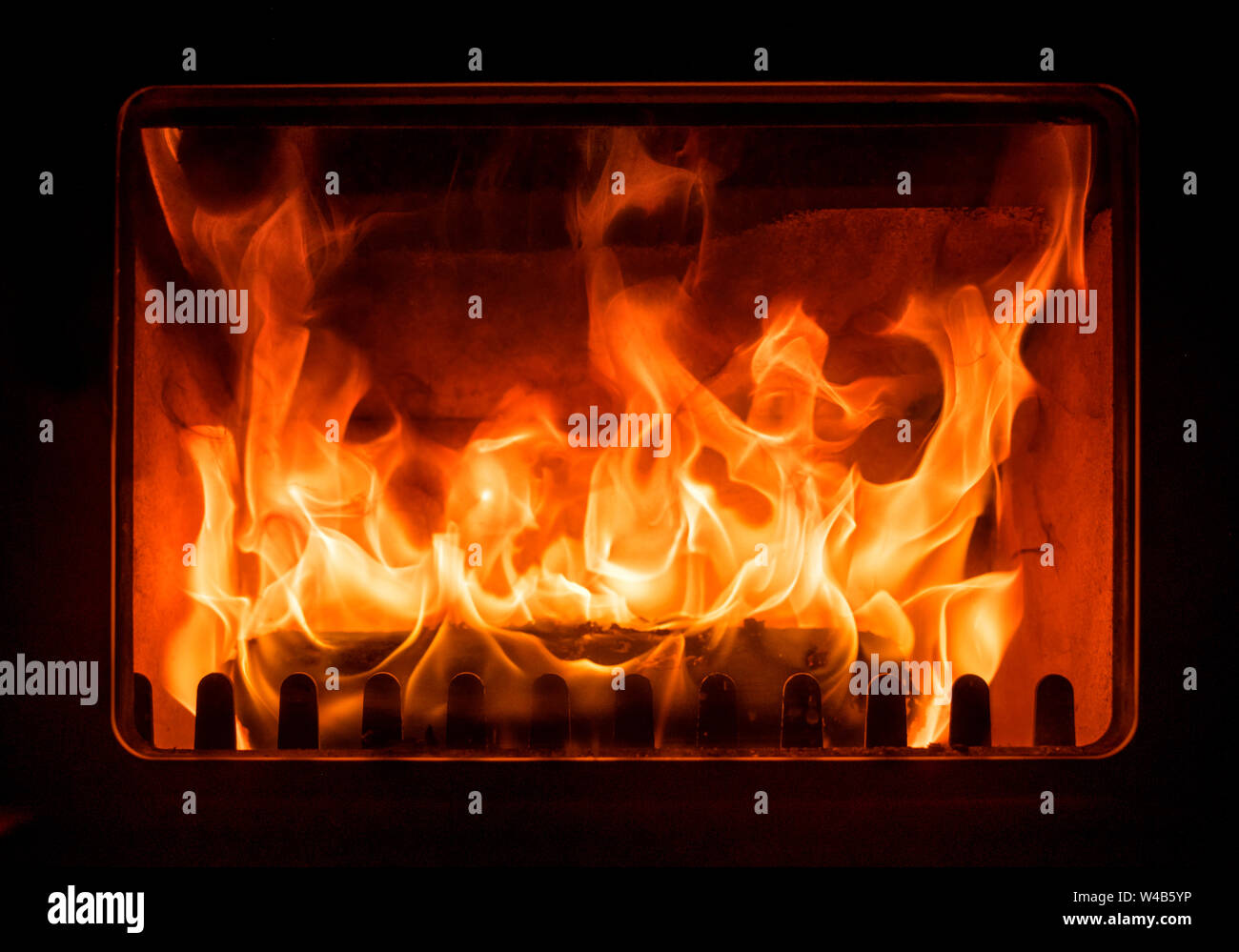 Entspannende Feuer in einem geschlossenen Kamin Stockfoto