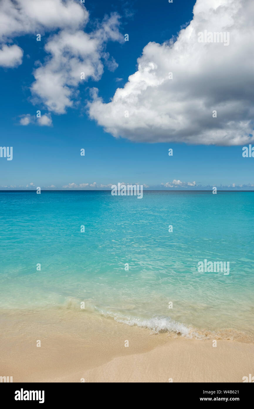 Perfekte Strand an einem sonnigen Sommertag Stockfoto
