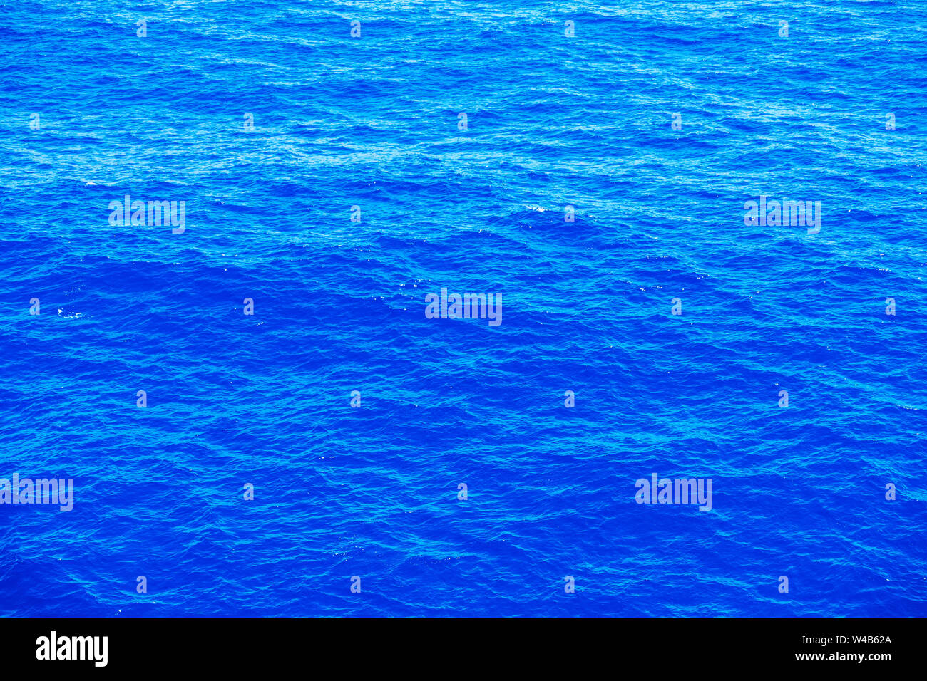 Weiten blauen Ozean Hintergrund mit moderaten Wellen Stockfoto