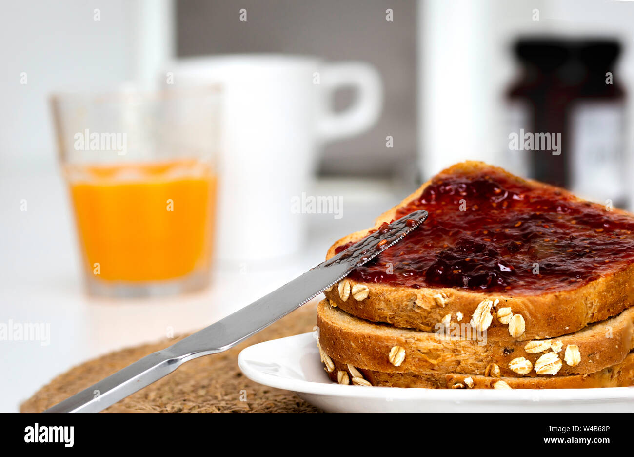 Scheiben Brot mit Toast Brot mit hausgemachte Erdbeermarmelade zum Frühstück Stockfoto