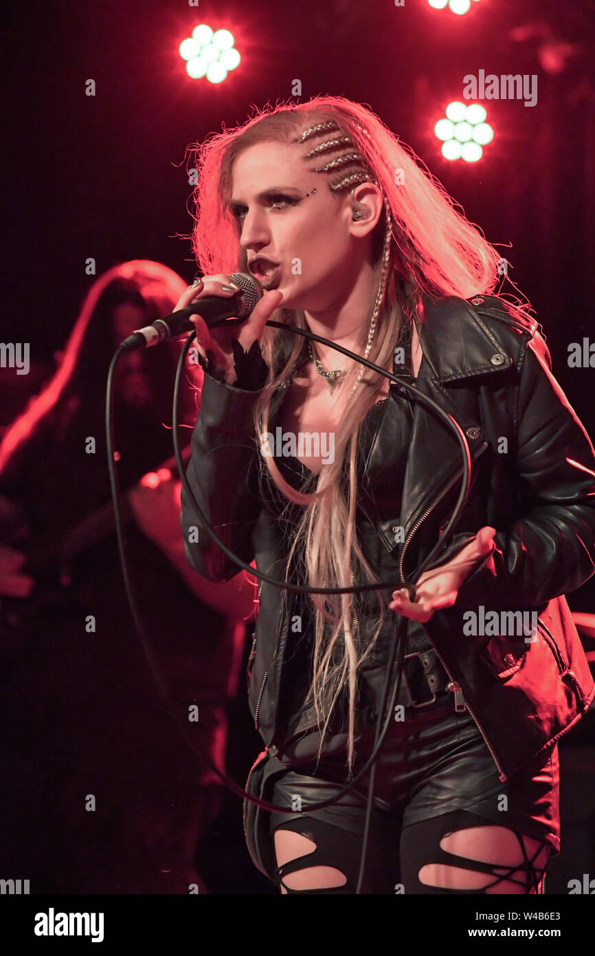 London, Großbritannien. 21. Juli, 2019. Noa Gruman ist ein Sänger von Scardust aus Israel führt an der Lexington, Pentonville Road, Islington, am 21. Juli 2019, London, UK. Bild Capital/Alamy leben Nachrichten Stockfoto