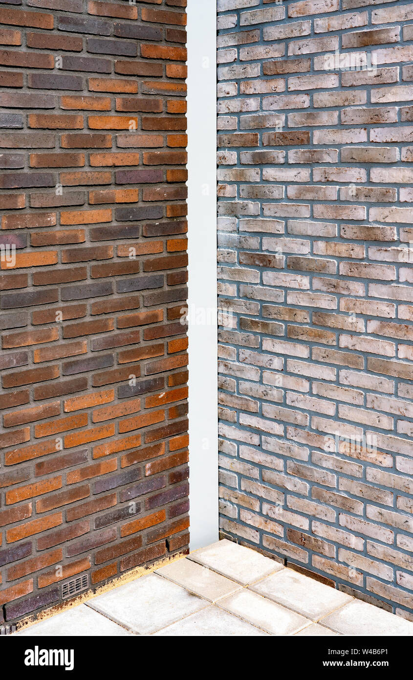 Neues Gebäude mit dunklem Rot und Beige brick Oberfläche und Kopfsteinpflaster auf dem Boden Stockfoto