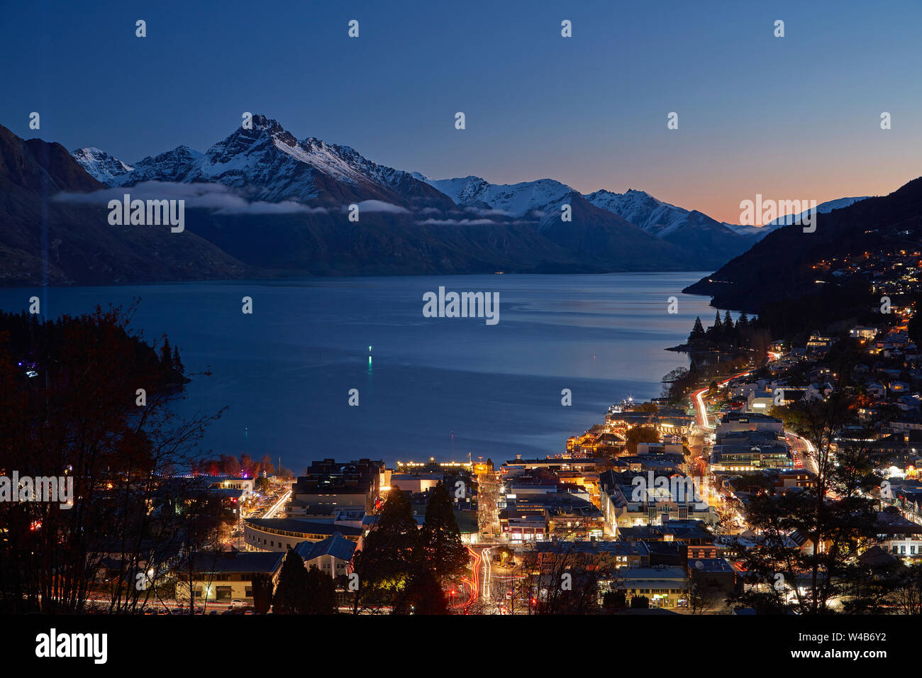 Dämmerung über Lake Wakatipu und Queenstown, Südinsel, Neuseeland Stockfoto