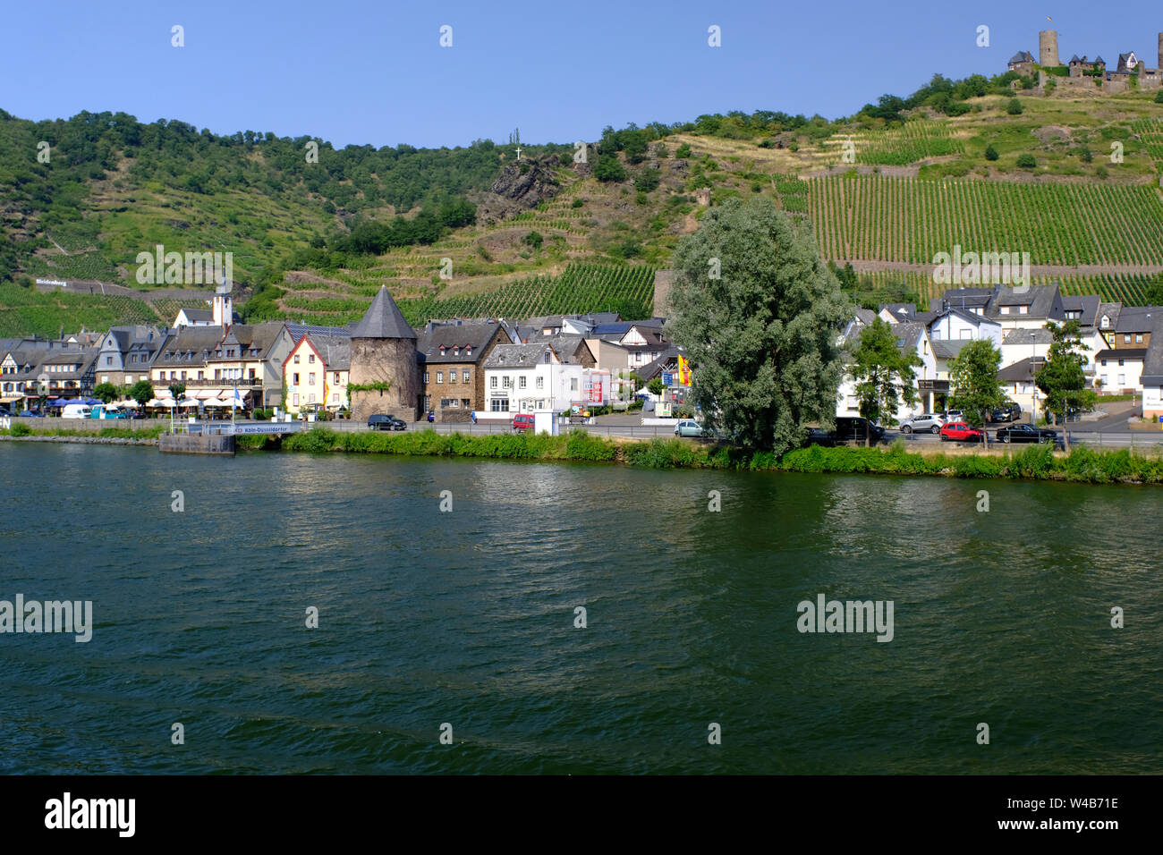 Das Dorf von Alken, Deutschland, mit Thurant Burg auf dem Hügel, von der Mosel Stockfoto