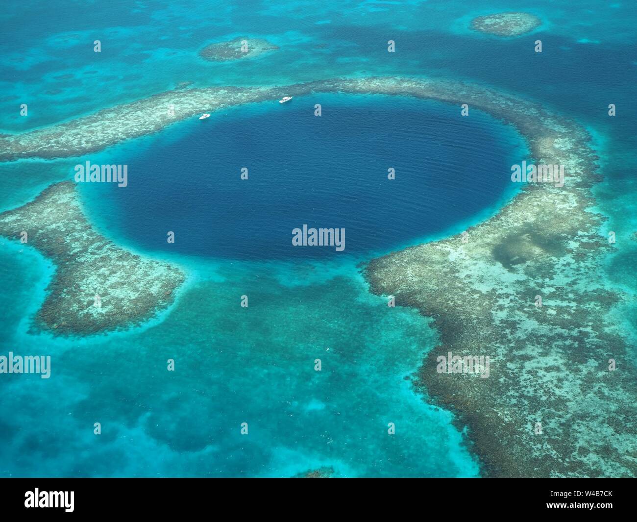Die große Blue Hole aus der Luft. Lighthouse Reef und Caye/Cay aus Belize Küste. Unterwasser Cenote Höhle eingestürzt. Kalkstein Höhle. Stockfoto