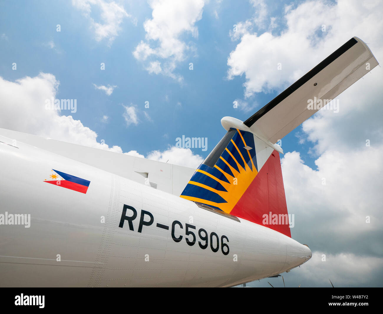 Singapur - Februar 4, 2018: höhenleitwerk von Bombardier Q400 in Philippine Airlines Livree auf dem Display während Singapore Airshow am Changi Exhibition Cent Stockfoto