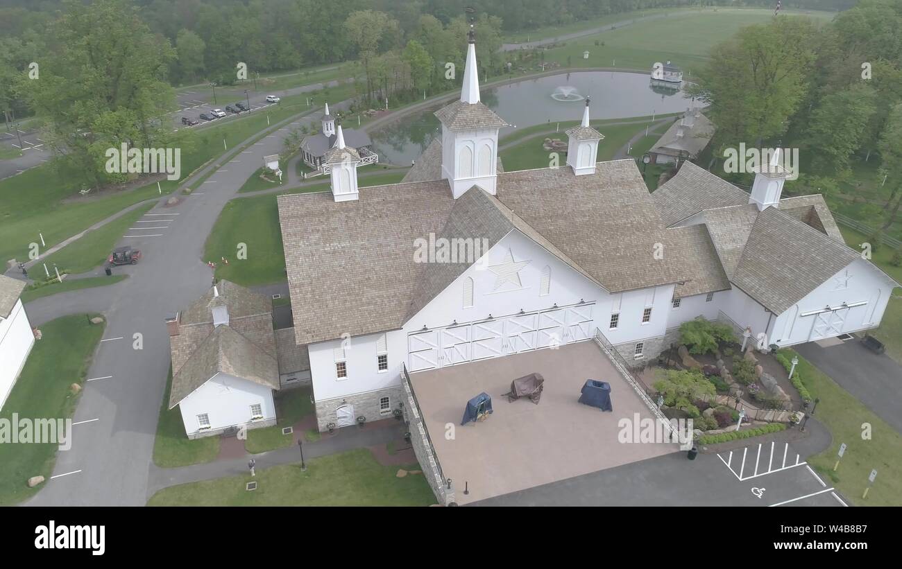 Luftaufnahme von alten, restaurierten Scheunen an einem Frühlingstag Stockfoto