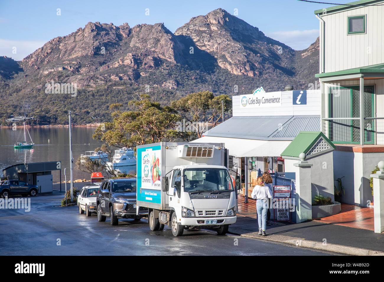 Coles Bay Freycinet National Park mit lokalen Convenience Store und die Gefahren im Gebirge, Freycinet, Tasmanien, Australien Stockfoto