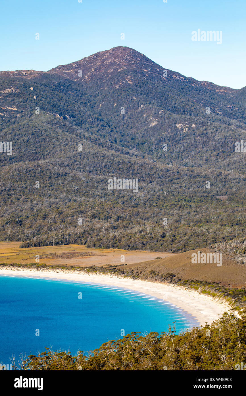 Wineglass Bay im Freycinet National Park an einem sonnigen Wintertag, Tasmanien, Australien Stockfoto