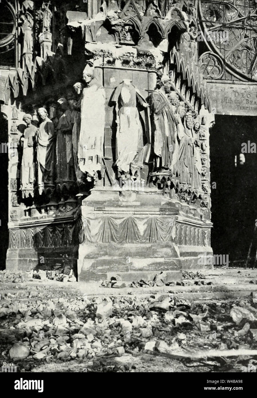 Der Pier, die in den zentralen und nördlichen Portale der Fassade trennt - Schäden an der Kathedrale von Reims während des Ersten Weltkrieges - die Statue der Königin von Saba ist zerstört Stockfoto