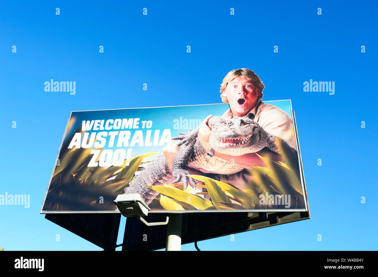 Anmelden Willkommen in Australien Zoo zeigt Steve Irwin Holding ein Krokodil, Beerwah, Sunshine Coast, Queensland, Queensland, Australien Stockfoto