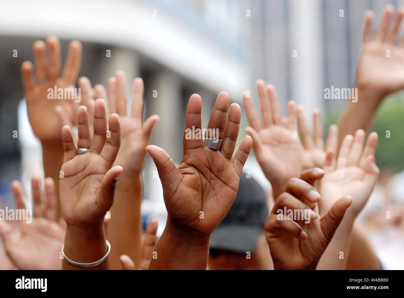 Gläubigen heben die Hand während der evangelischen Veranstaltung Marsch für Jesus, wo Tausende von Menschen in der Mitte der Stadt von Rio de Janeiro gesammelt. Stockfoto