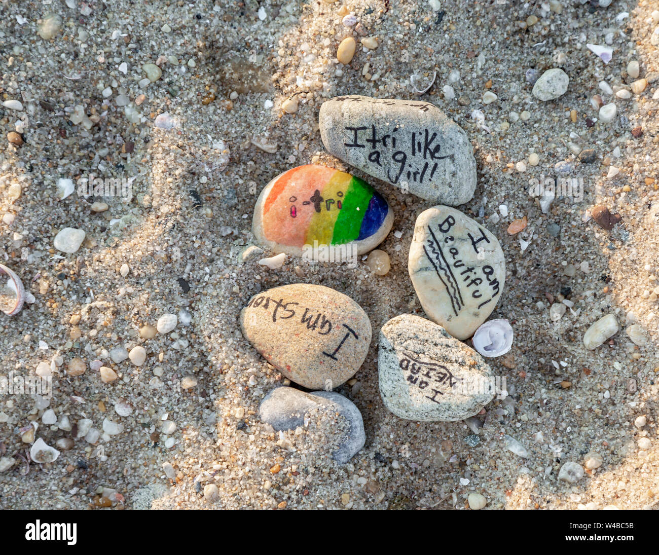 Gefunden Felsen am Strand mit Worten und Sprüchen auf sie geschrieben Stockfoto