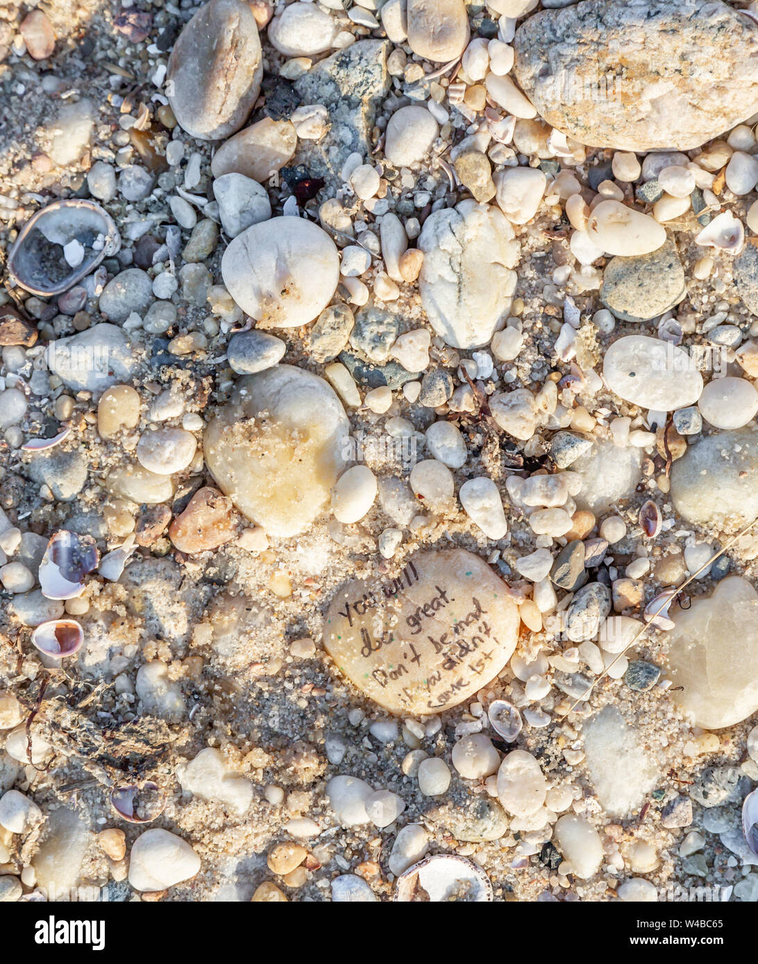 Gefunden Felsen am Strand mit Worten und Sprüchen auf sie geschrieben Stockfoto