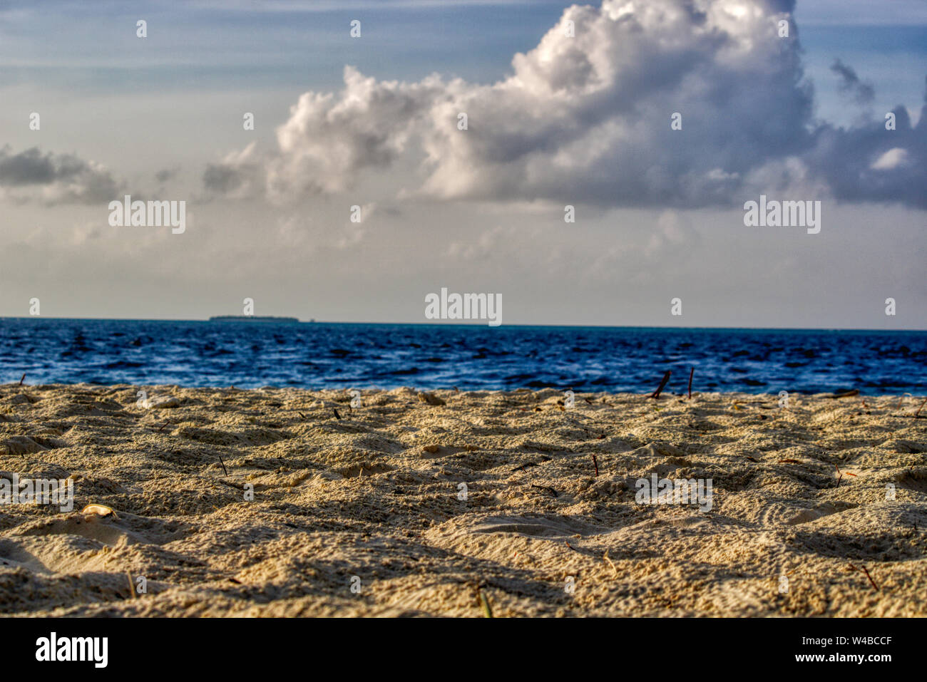 Dieses einzigartige Bild ist der natürliche Strand von einer Insel auf den Malediven. Es ist das letzte Paradies auf Erden Stockfoto