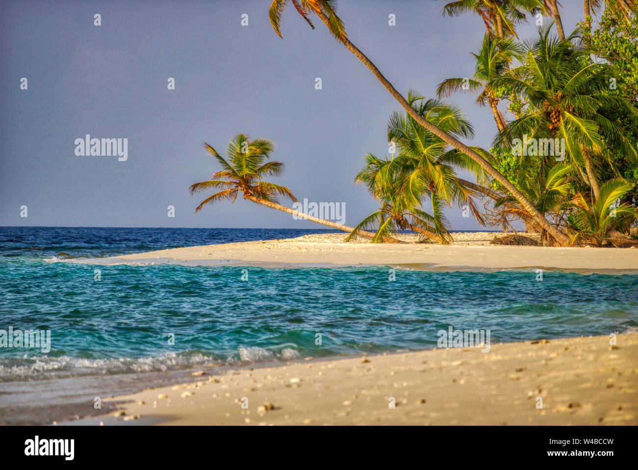 Dieses einzigartige Bild ist der natürliche Strand von einer Insel auf den Malediven. Es ist das letzte Paradies auf Erden Stockfoto