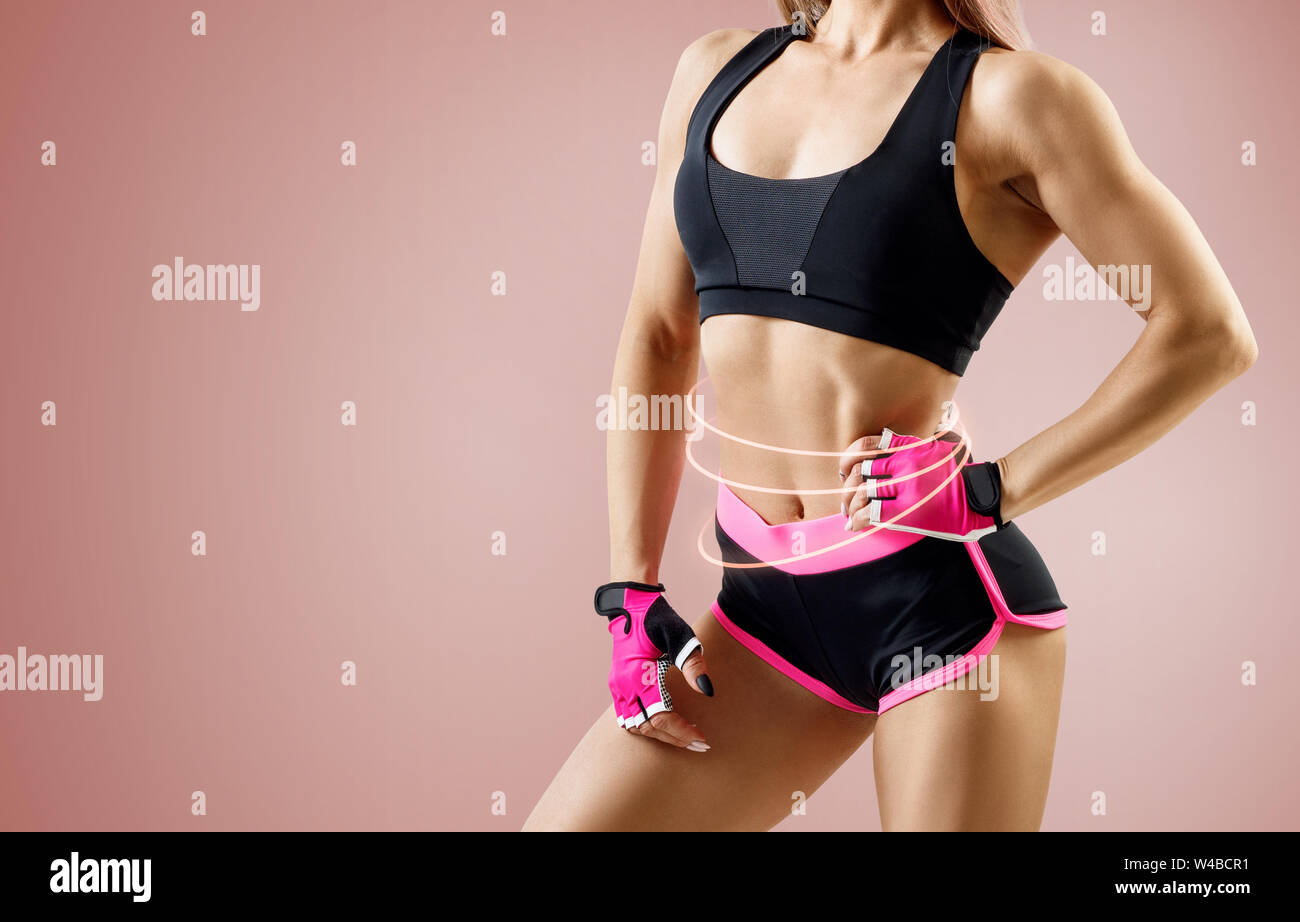 Athletische Frau in Sportkleidung mit Pfeilen anheben Bauch. Stockfoto