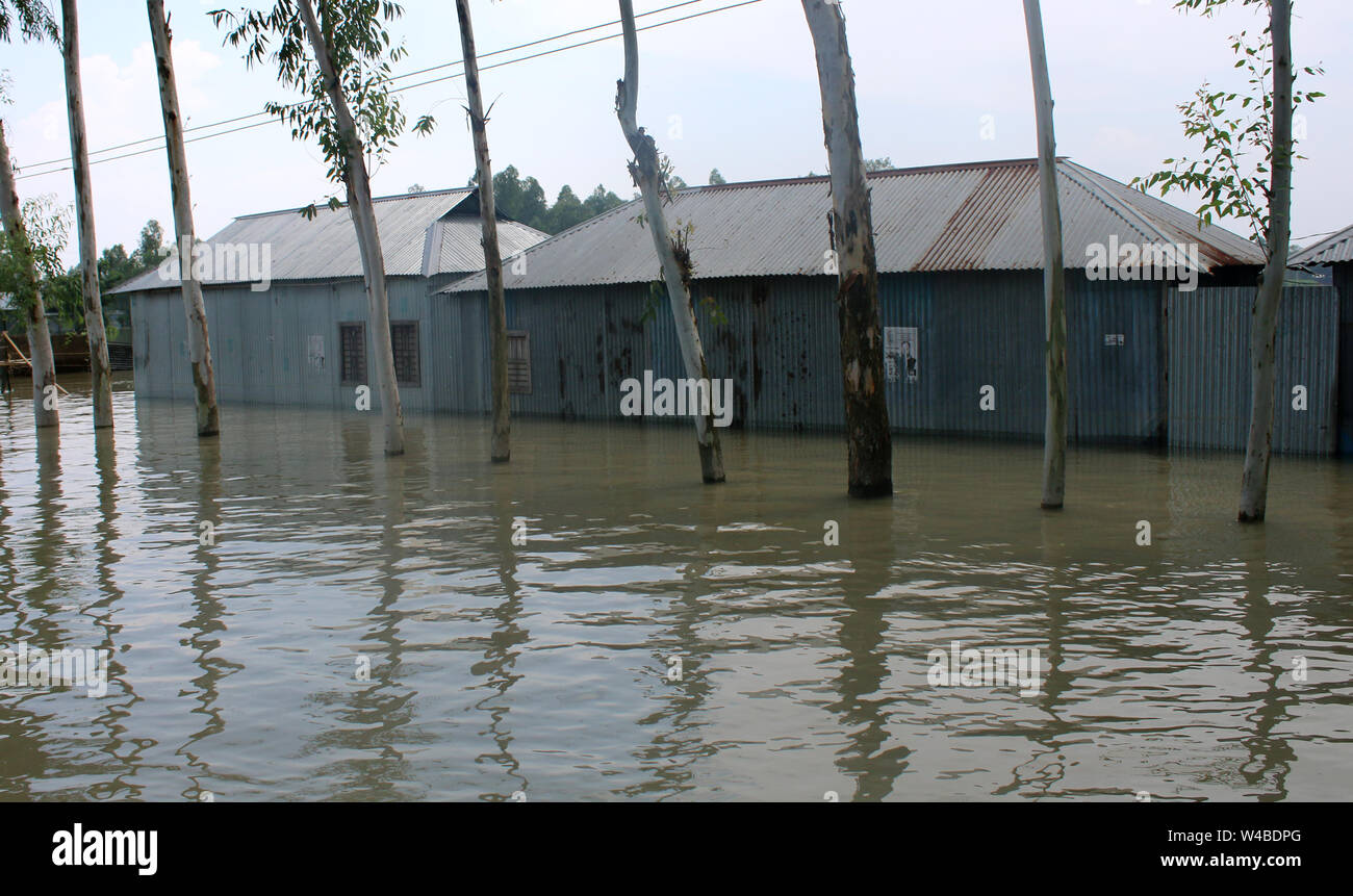 Tangail, Bangladesch. 21. Juli, 2019. Häuser sind gesehen werden nach schweren Monsunregen zu einem Hochwasser betroffenen Gebiet überflutet in Tangail. Über millionen Menschen durch Überschwemmungen durch den Monsun Regen und ausufernden Fluss im Norden, Nordosten und hügeligen Regionen in Bangladesch ausgelöst haben. Credit: SOPA Images Limited/Alamy leben Nachrichten Stockfoto