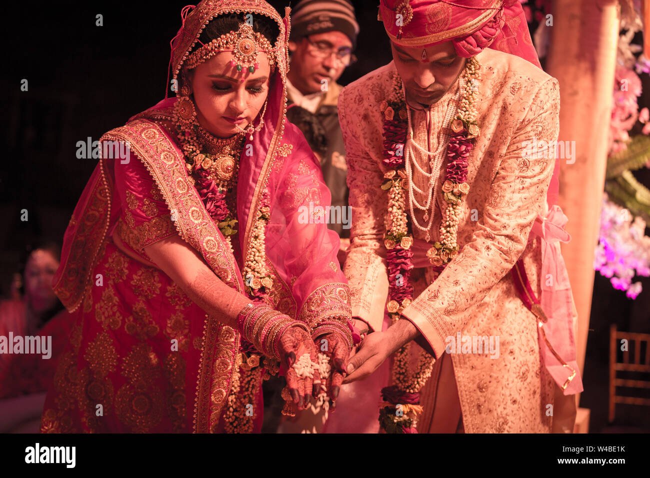 Jaipur, Rajasthan, Indien - 11. Februar 2019: North Indian hindu Hochzeit Braut und Bräutigam an Mandap. Stockfoto