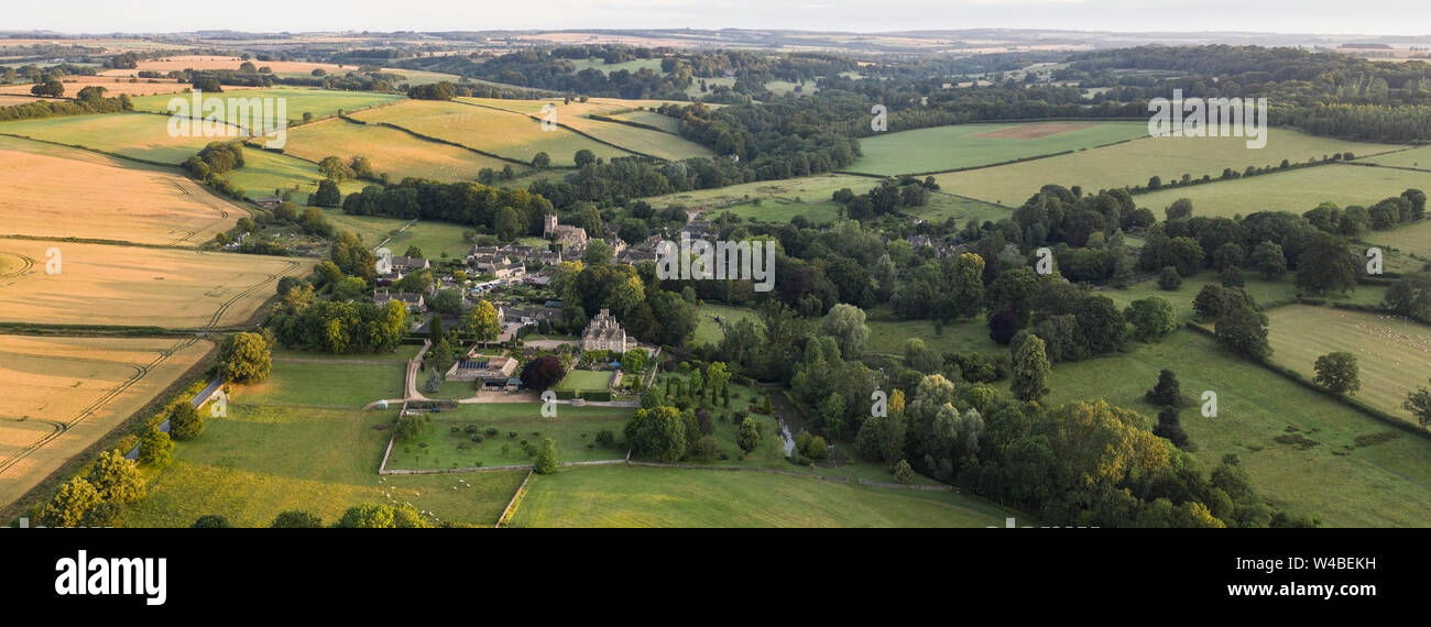 Luftaufnahme des Dorfes Upper Slaughter in den Cotswolds, Upper Slaughter, Glocestershire, England Stockfoto