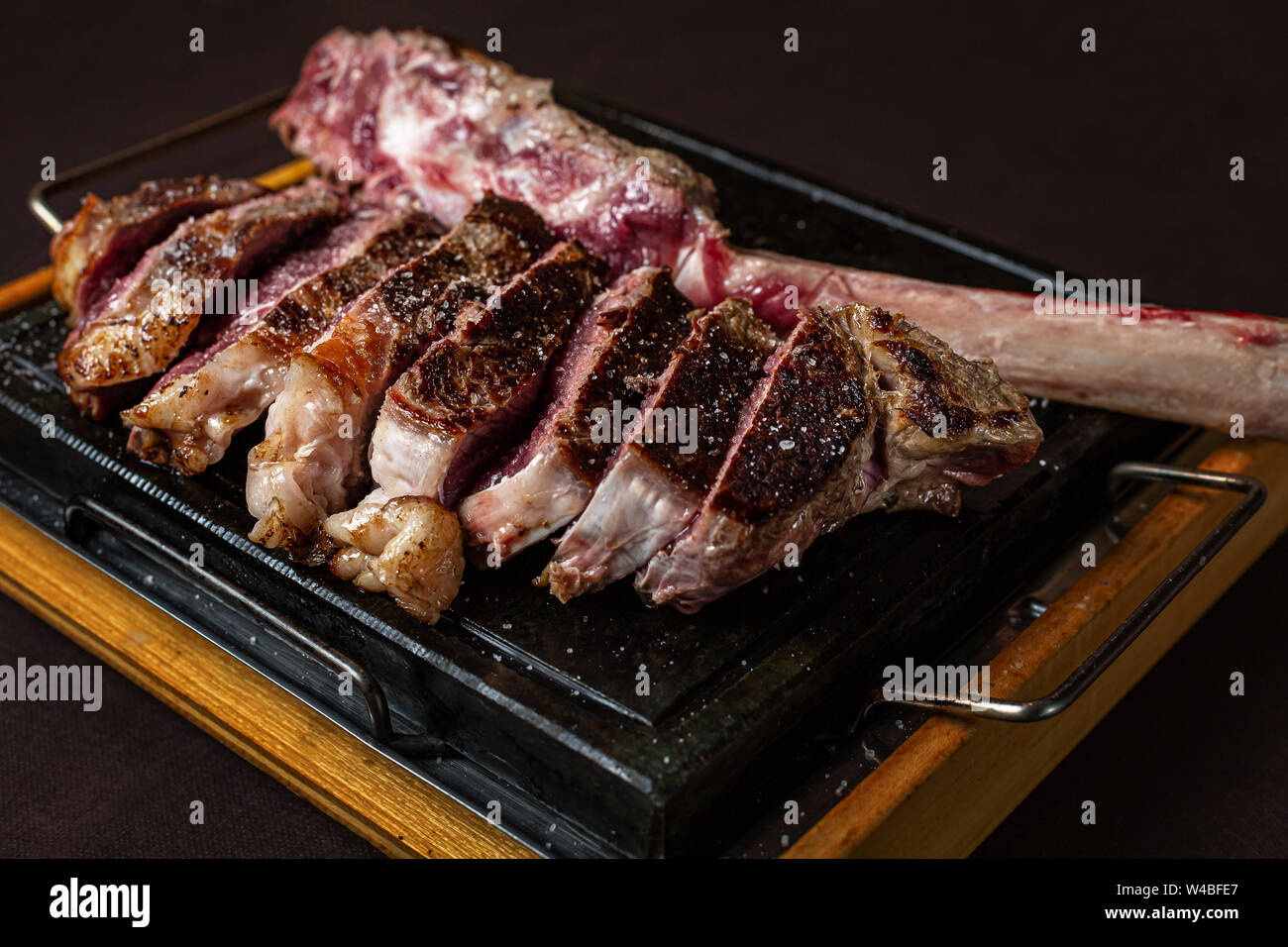 Frische Bistecca alla Fiorentina auf dunklem Hintergrund Stockfoto