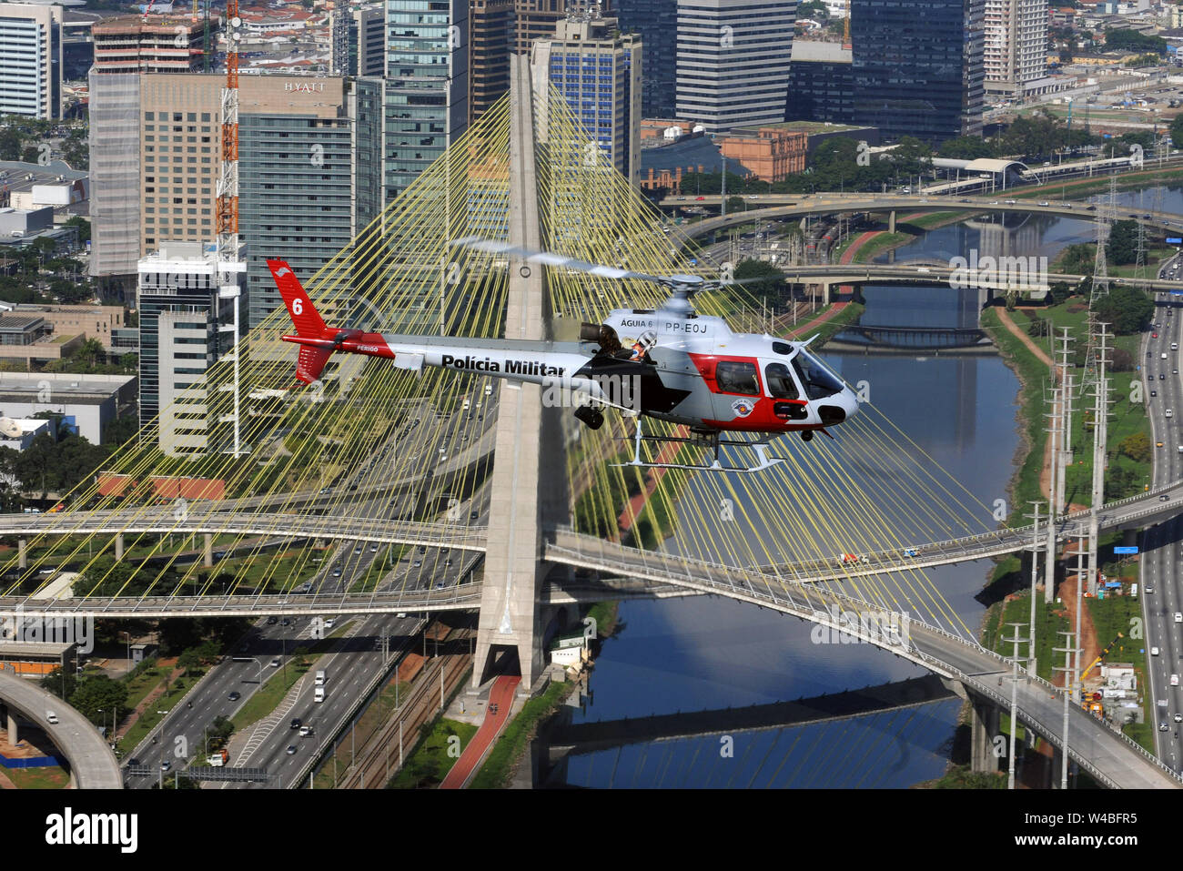 São Paulo, 20. September 2009. Hubschrauber der Militärpolizei von São Paulo über die Innenstadt bei Av Paulista in Sao Paulo, Brasilien fliegen. Stockfoto