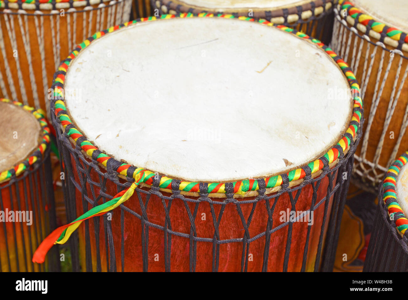 Nahaufnahme von rund Ziegenleder Kopf eines Afrikanischen 'Djembe' drum Stockfoto