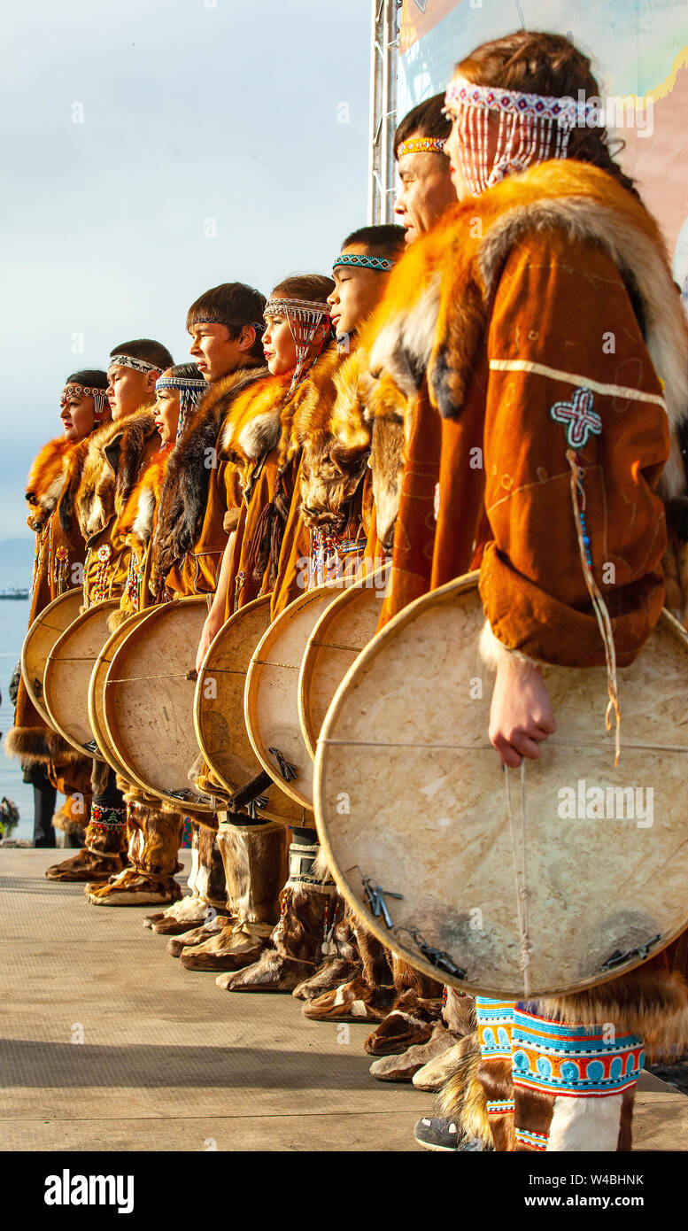 PETROPAVLOVSK, Kamtschatka, Russland - NOVEMBER 4, 2018: Folk Ensemble Performance im Dress der indigenen Völker von Kamtschatka. Die Ferienwohnung Nördliche aborig Stockfoto