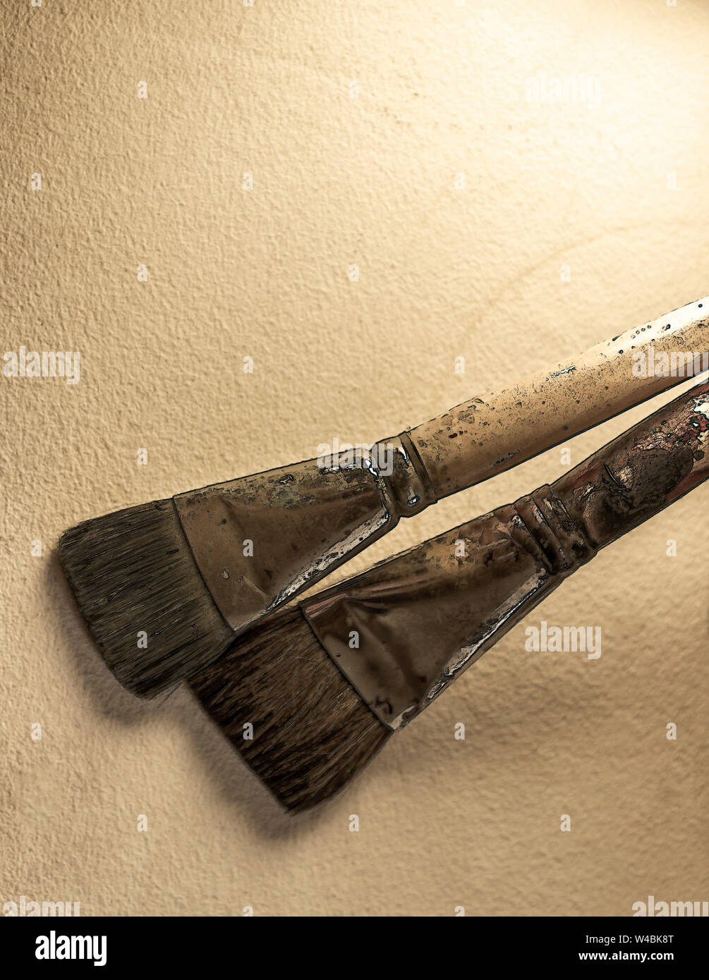 Zwei Bürsten für die Malerei auf gelbem Hintergrund mit künstlichem Licht. Stockfoto