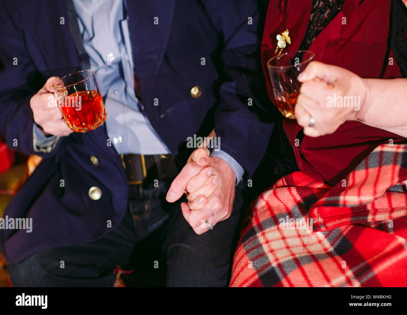 Gerne älteres Paar Tee trinken am Abend sitzen auf der Couch Stockfoto