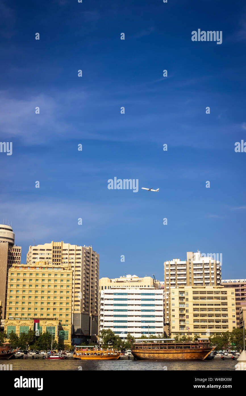 Wassertaxis und Sportboote. Stadtteil Deira. Dubai. Stockfoto