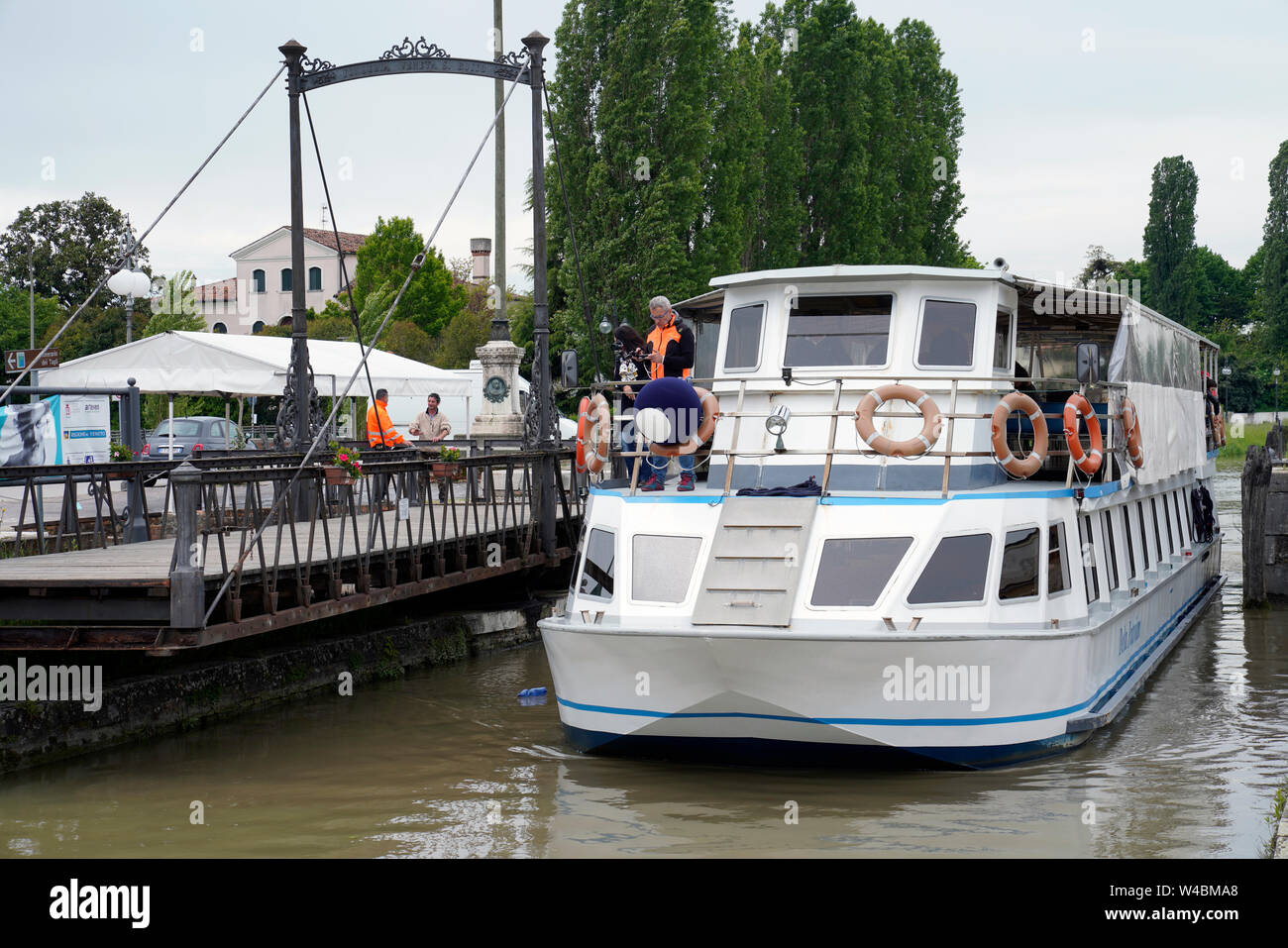 Zugbrücke in Mira, Kreuzfahrtschiff, Brenta Kanal, Venetien, Italien Stockfoto