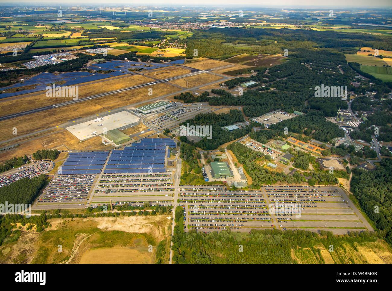 Luftbild des Airport Weeze mit Ryanair urlaub Flugzeuge und große Parkplätze, weeze Düsseldorf, Landebahn, Startbahn, Lowcost reisen, im Hintergrund w Stockfoto